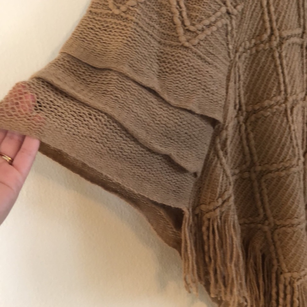 Super soft light weight poncho (C) - Picture 2 of 3